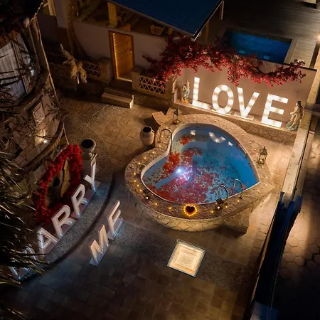 Ilision Aqua Tower - With Private Heart Pool Appartement